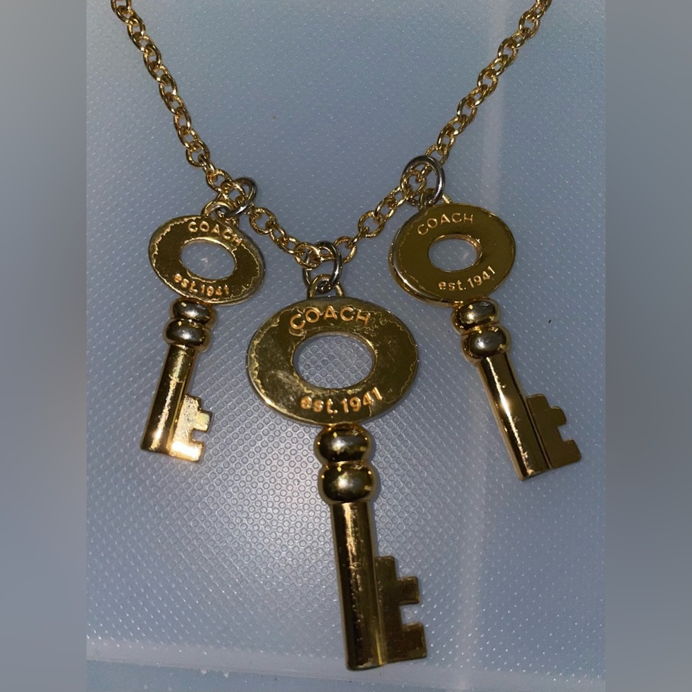 COACH SIGNATURE THREE KEY CHARM PENDANTS GOLDTONE 28” LONG NECKLACE CHAIN EUC - Picture 11 of 11